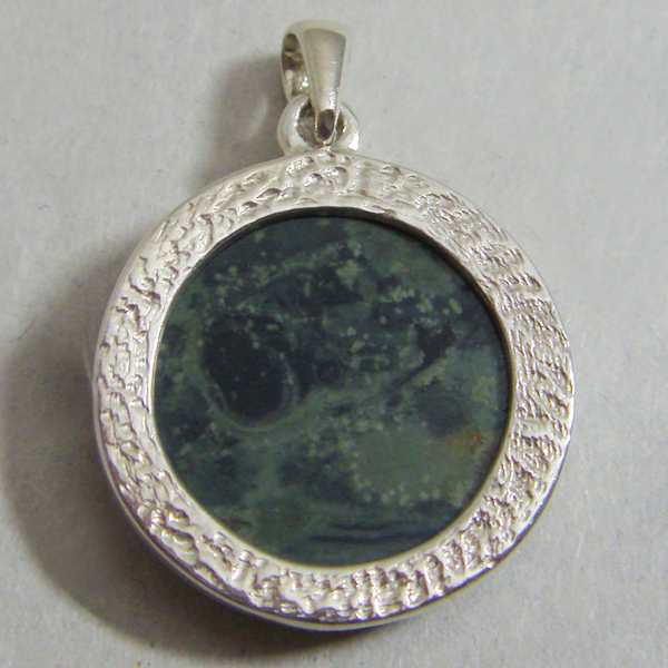 (p1231)Silver pendant with polished stone.